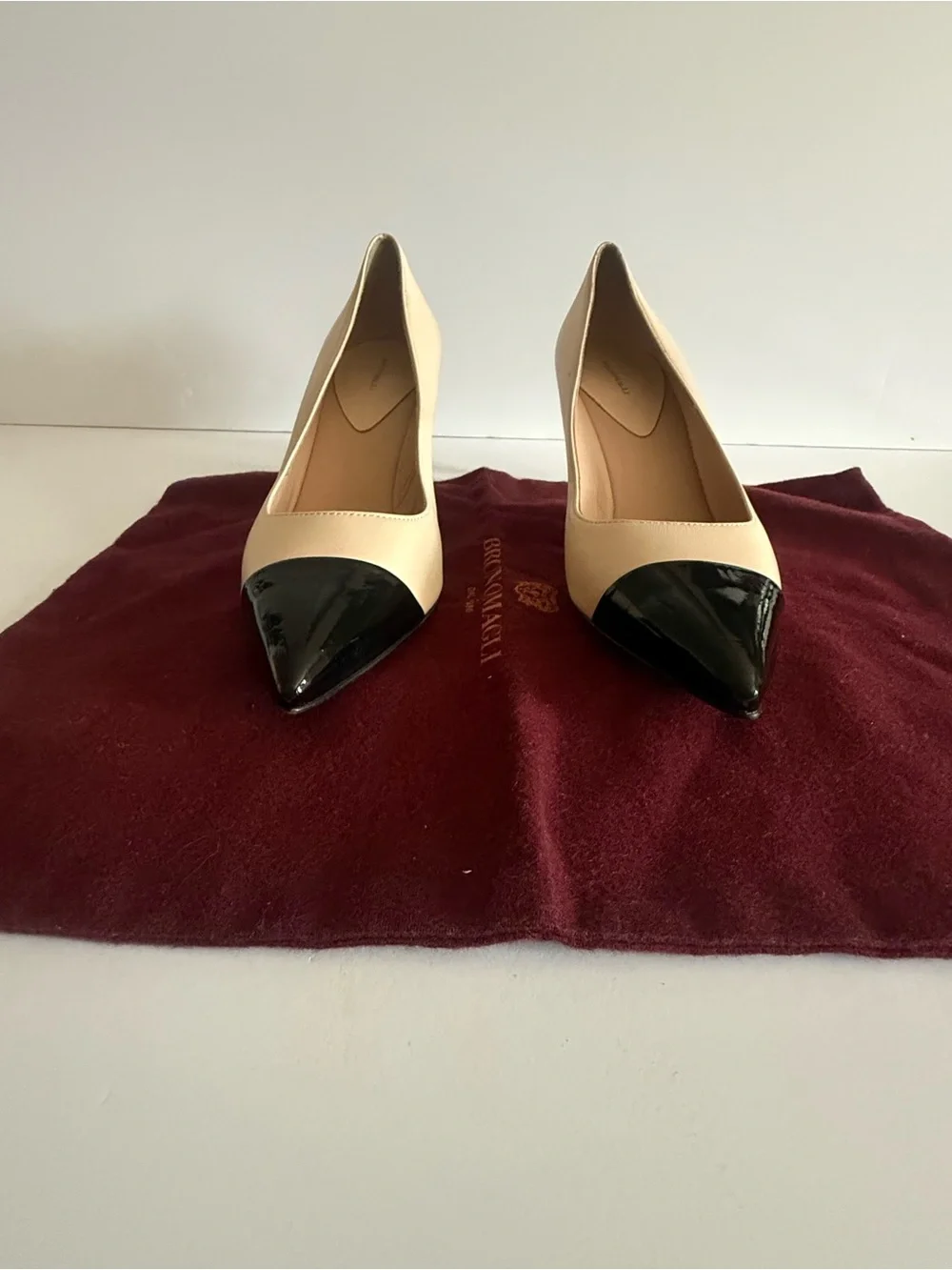 Bruno Magli Beige and Black Pointed Toe Mid-Heel Pumps size 7.5